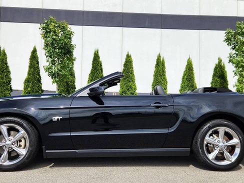 Used 2010 Ford Mustang GT Premium RWD image 2