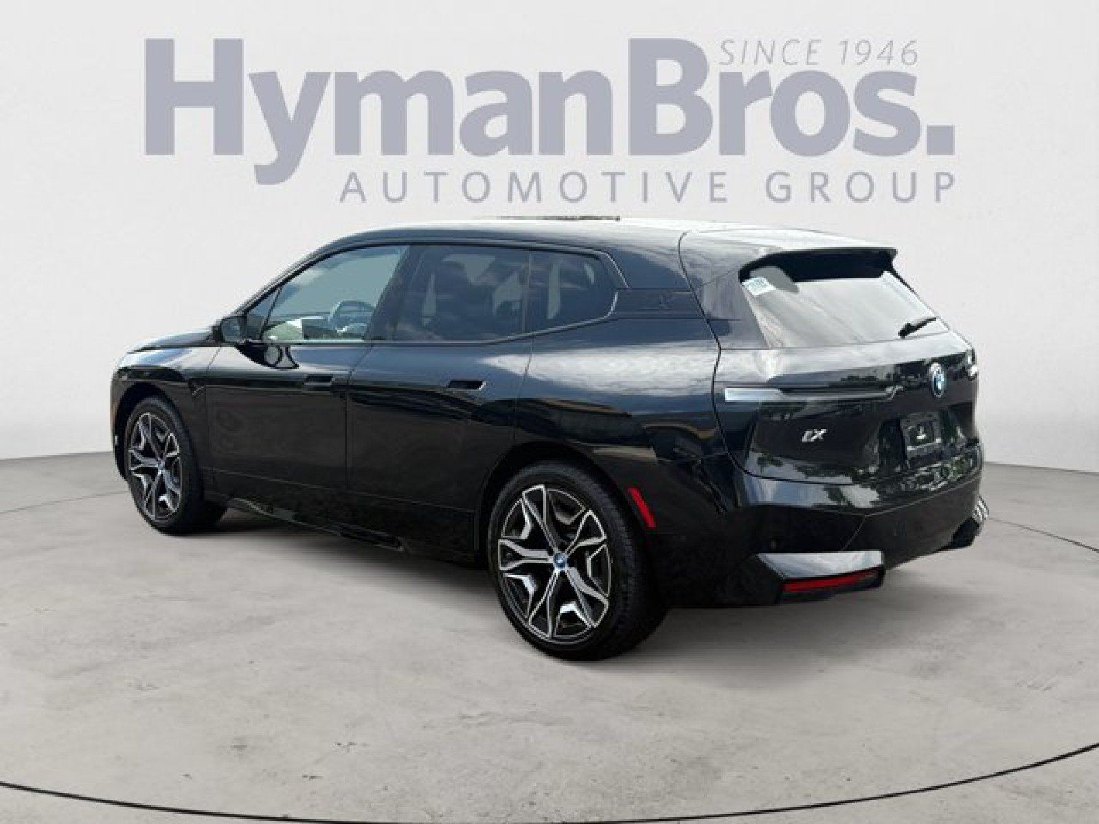 Used 2024 BMW iX xDrive50 w/ Sport Package AWD/4WD image 5
