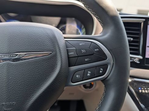 Used 2023 Chrysler Pacifica Touring-L FWD image 20