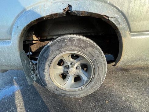 Used 2001 Chevrolet S10 Pickup LS w/ Preferred Equipment Group image 16