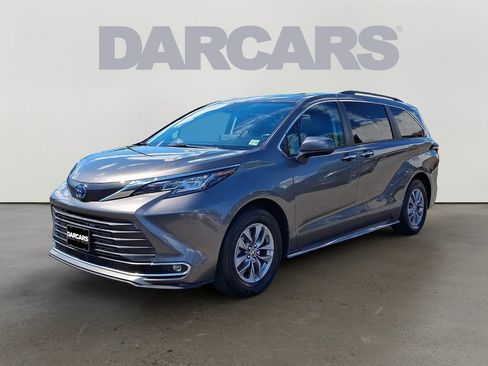Used 2023 Toyota Sienna XLE FWD image 3