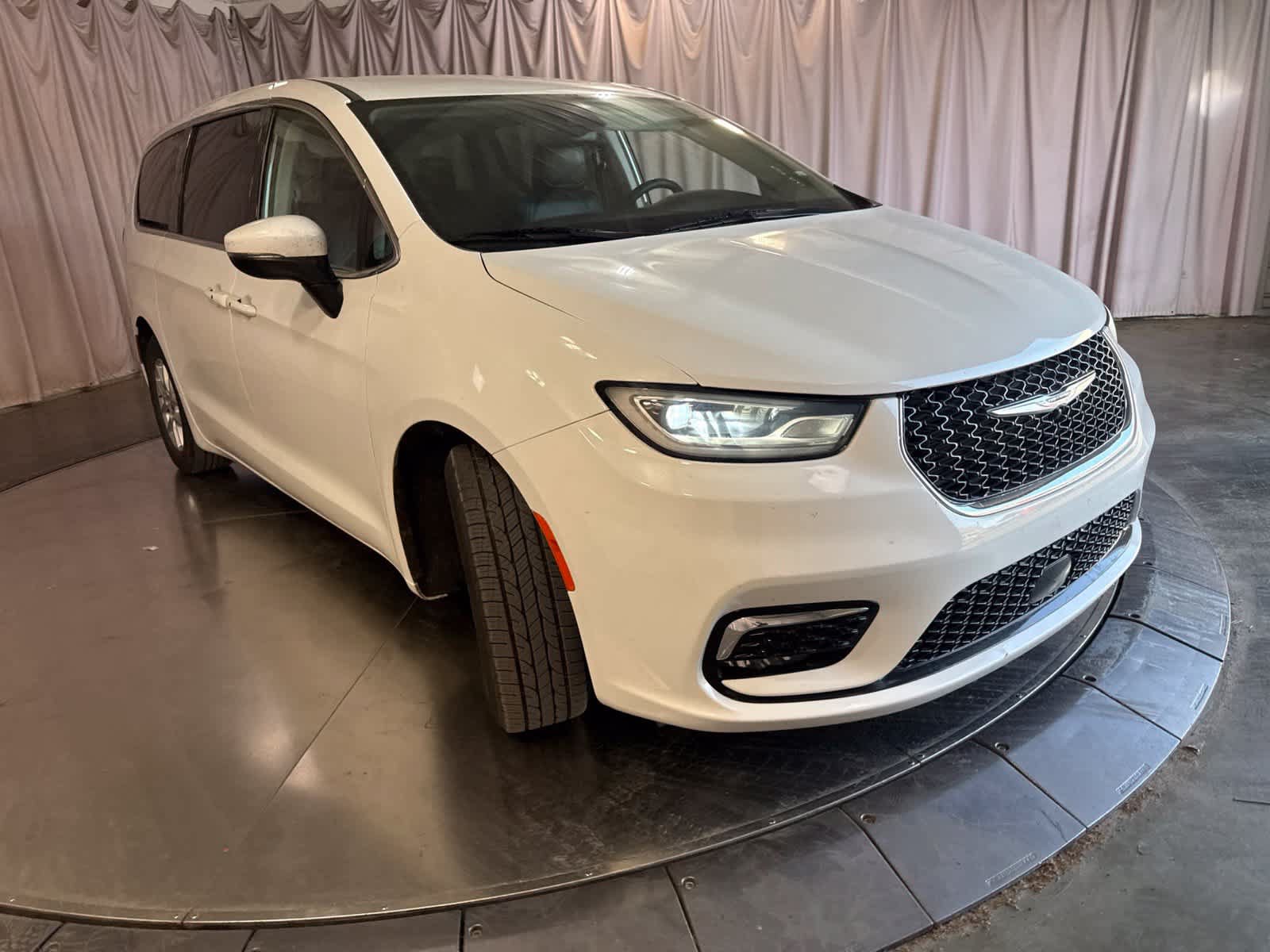 Used 2023 Chrysler Pacifica Touring-L FWD image 3