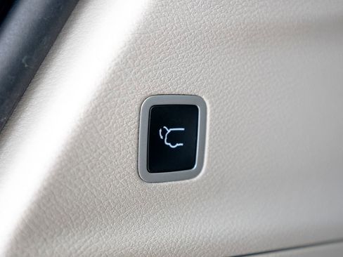 Used 2024 Chrysler Pacifica Touring-L FWD image 42