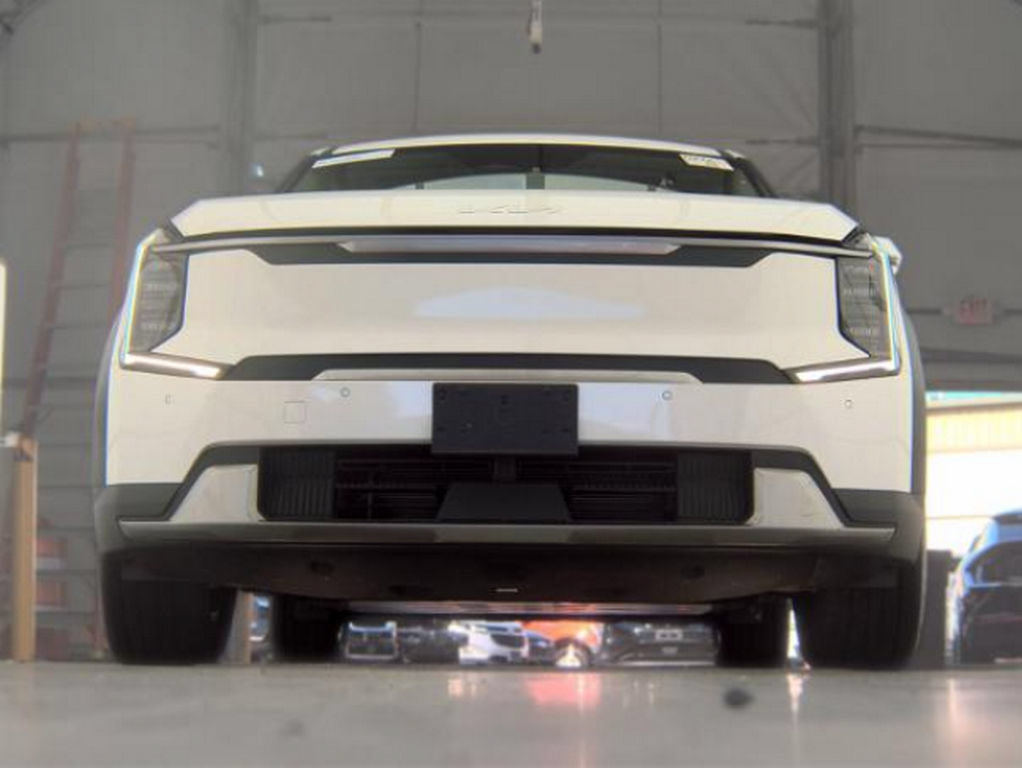 Used 2024 Kia EV9 Light Long Range RWD image 4