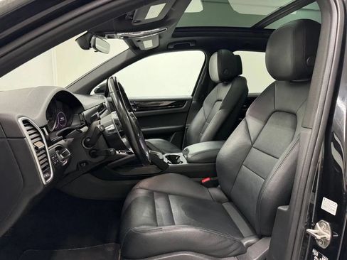 Used 2022 Porsche Cayenne AWD/4WD image 13