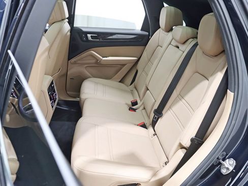 Used 2023 Porsche Cayenne AWD/4WD image 28
