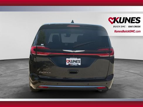 Used 2023 Chrysler Pacifica Touring-L FWD image 9
