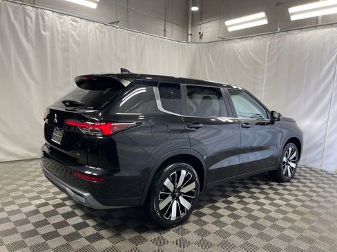 New 2025 Mitsubishi Outlander SE image 3