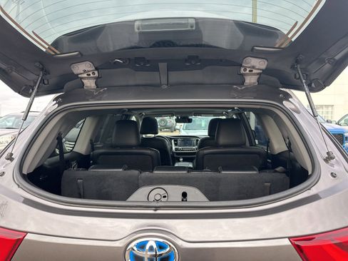 Used 2018 Toyota Highlander Limited w/ Carpet Mat Package (TMS) AWD/4WD image 38