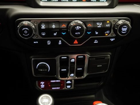 Certified 2022 Jeep Wrangler Unlimited Rubicon w/ Cold Weather Group image 30