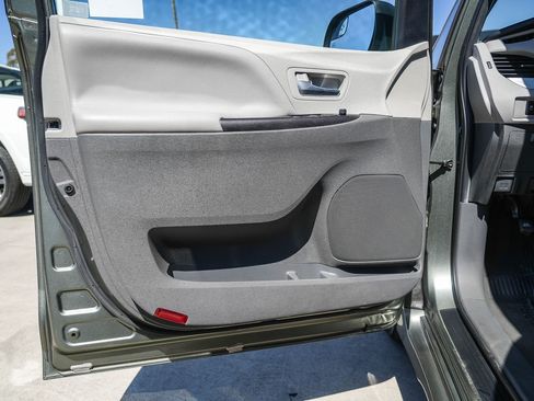 Certified 2020 Toyota Sienna LE w/ Carpet Mat Package FWD image 20