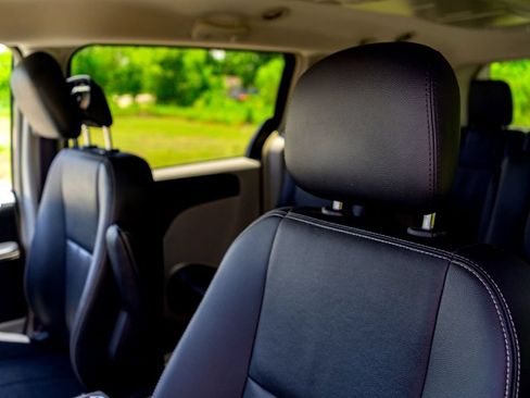 Used 2015 Chrysler Town & Country Touring FWD image 12