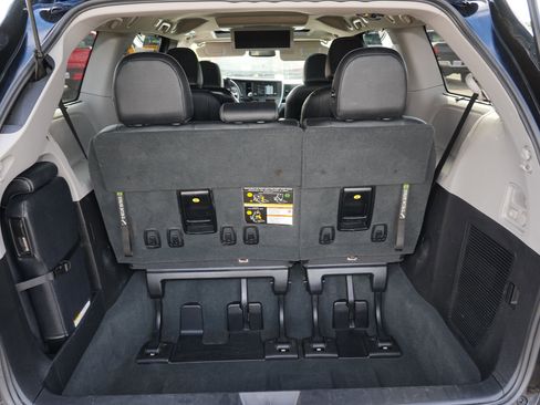 Used 2020 Toyota Sienna SE Premium w/ Nightshade Edition FWD image 26