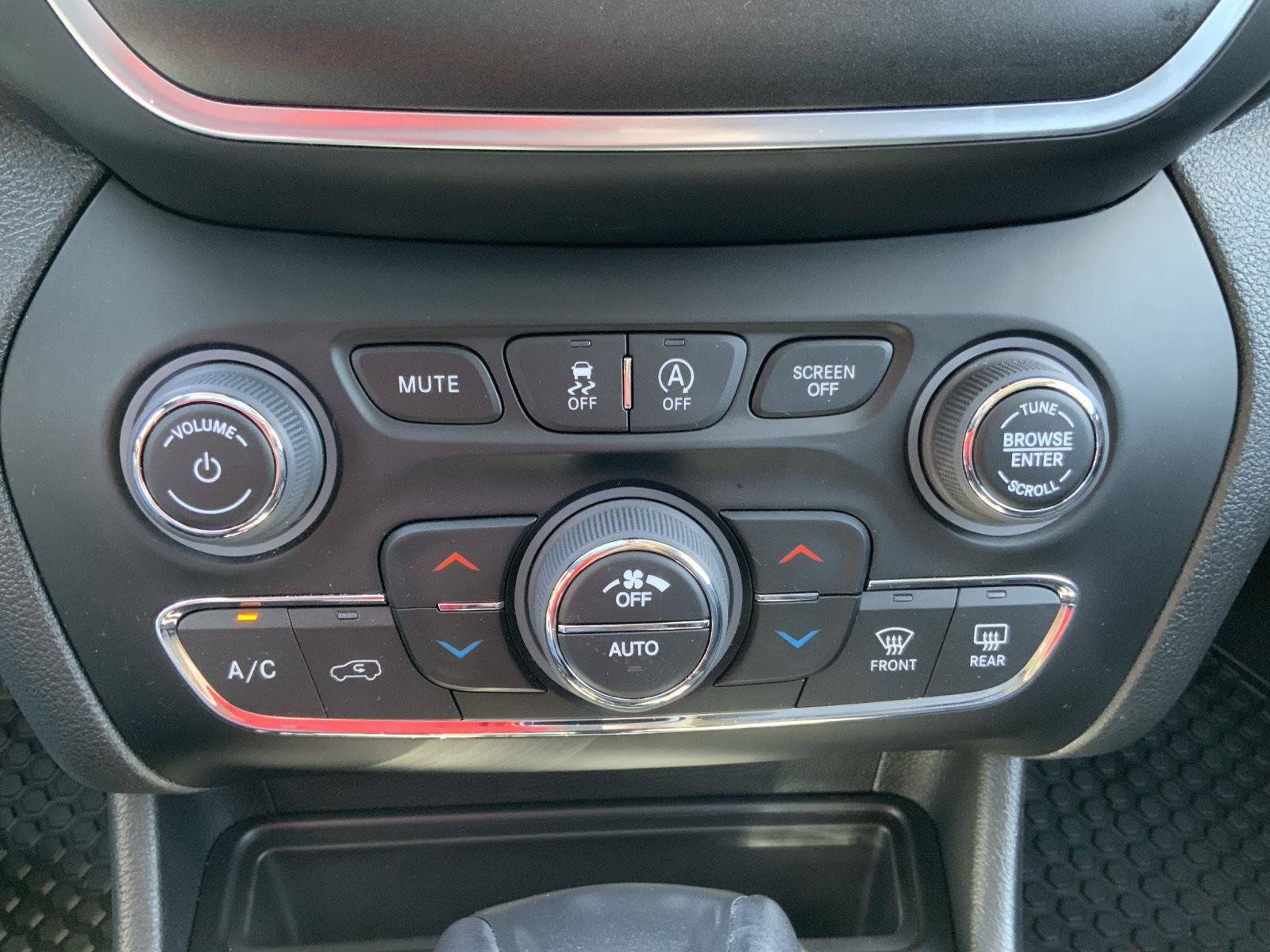Used 2022 Jeep Cherokee Trailhawk AWD/4WD image 39