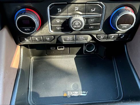 Used 2022 Chevrolet Suburban High Country image 12