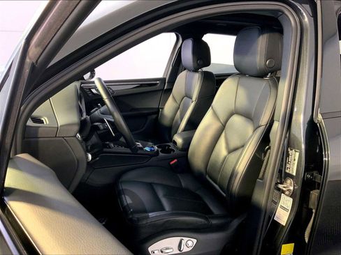 Certified 2024 Porsche Macan image 5