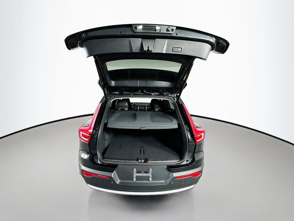 Used 2024 Volvo XC40 B5 Plus AWD/4WD image 29