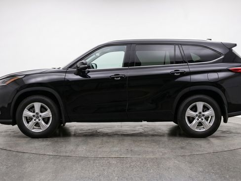 Used 2025 Toyota Highlander LE FWD image 5