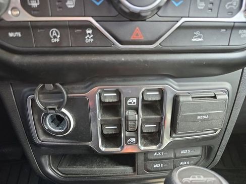 Used 2021 Jeep Gladiator Sport image 6