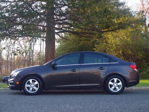 Used 2015 Chevrolet Cruze LT w/ Sun And Sound Package FWD image 2