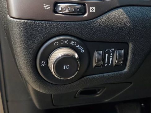 Used 2022 Jeep Cherokee Latitude Lux w/ Sun & Sound Group AWD/4WD image 21