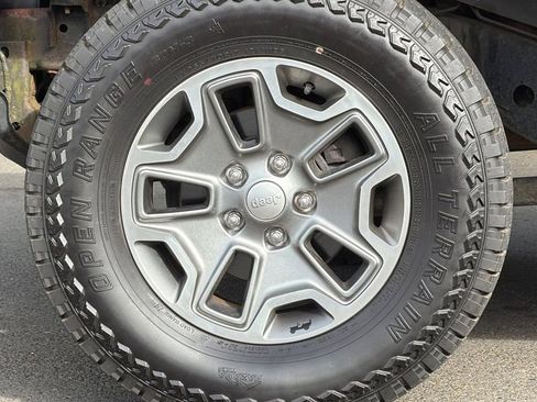 Used 2014 Jeep Wrangler Unlimited Rubicon w/ Connectivity Group AWD/4WD image 25