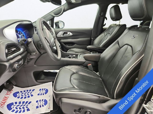 Used 2025 Chrysler Pacifica Limited FWD image 11
