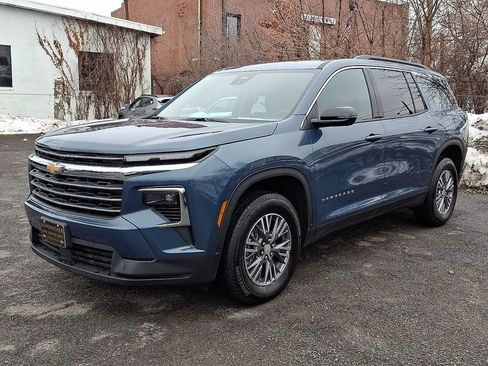 Used 2026 Chevrolet Traverse LT w/ Driver Confidence Package image 3