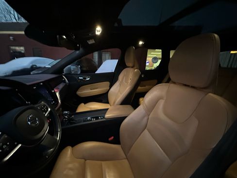 Used 2019 Volvo XC60 T5 Momentum w/ Multimedia Package image 35