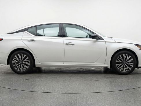 Used 2025 Nissan Altima 2.5 SV image 11