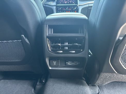 Used 2025 Jeep Grand Cherokee Altitude AWD/4WD image 44