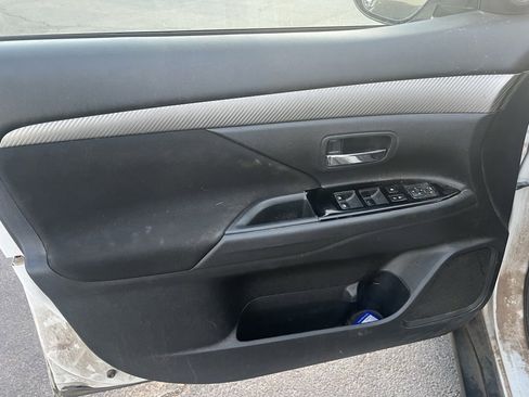 Used 2018 Mitsubishi Outlander SE image 12