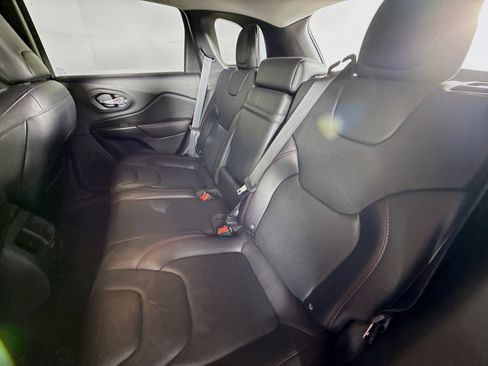 Used 2019 Jeep Cherokee Trailhawk image 28