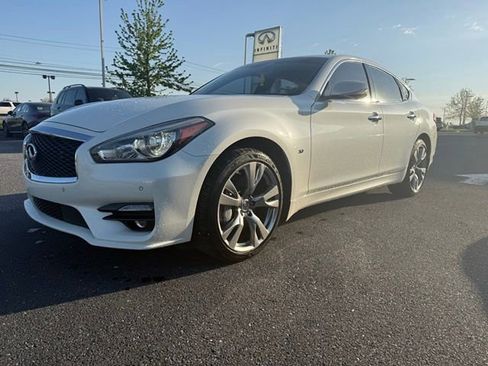 Used 2019 INFINITI Q70 Luxe w/ Sport Package AWD/4WD image 5