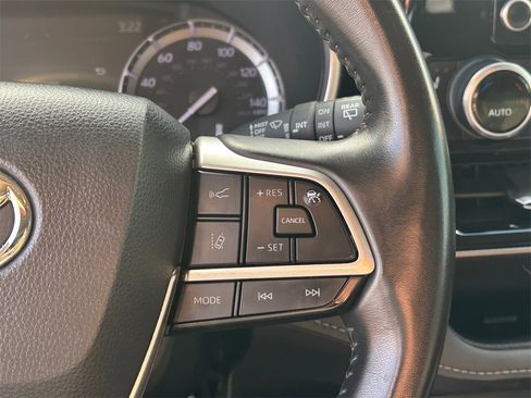 Used 2022 Toyota Highlander XLE image 17