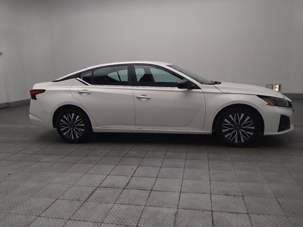 Used 2025 Nissan Altima 2.5 SV FWD image 11