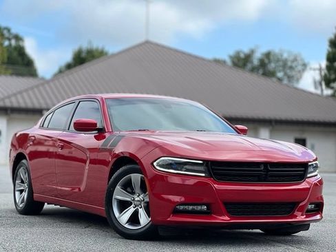 Used 2015 Dodge Charger SXT RWD image 3