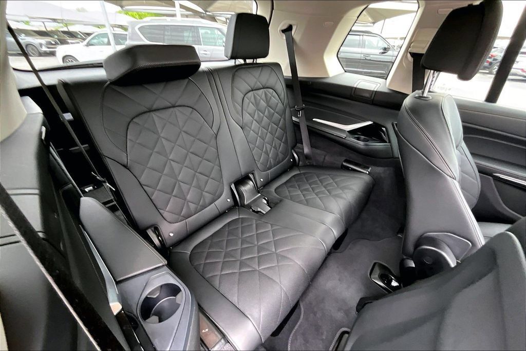 Used 2025 BMW X7 xDrive40i w/ Climate Comfort Package AWD/4WD image 38