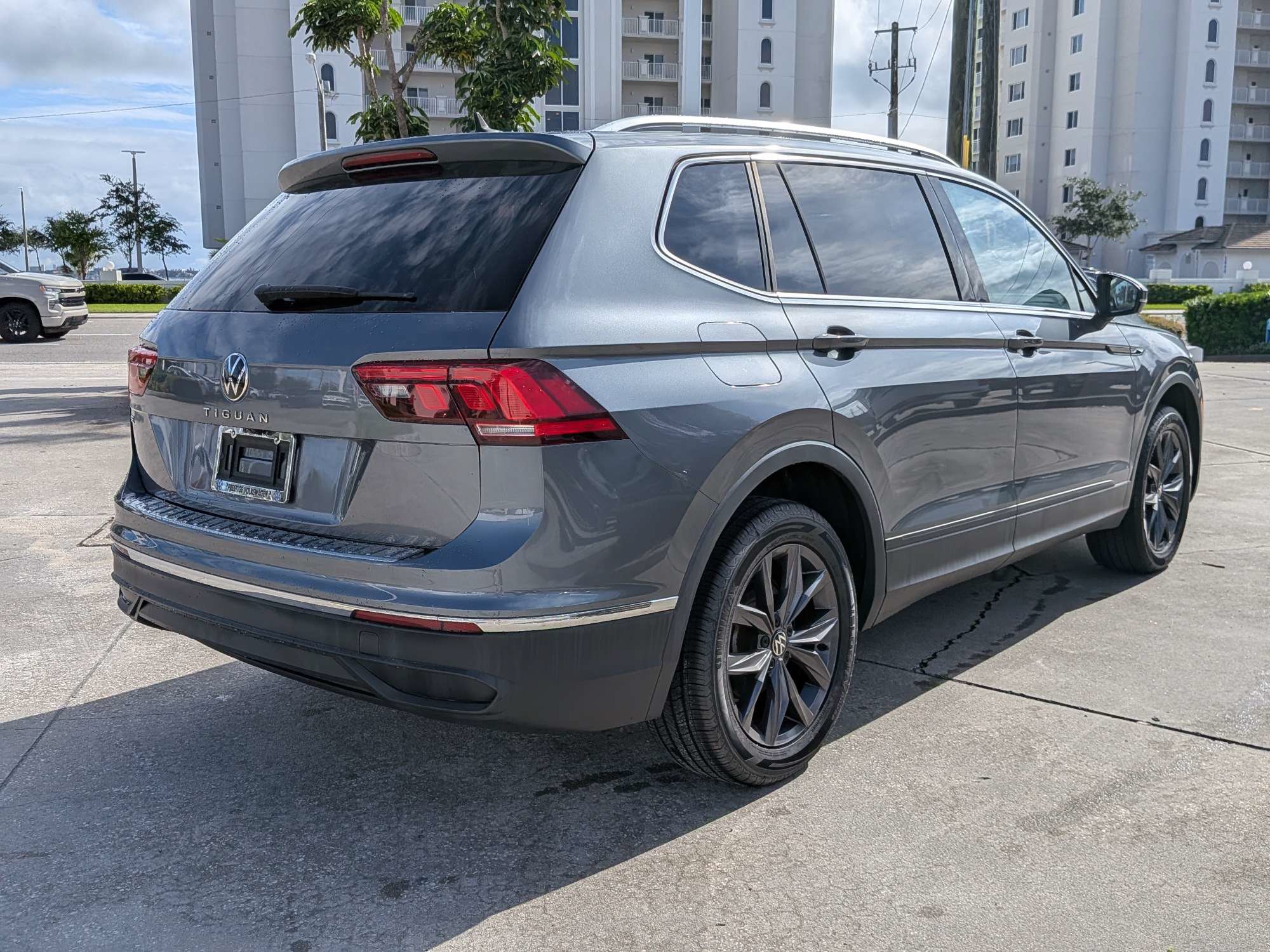 Used 2022 Volkswagen Tiguan SE FWD image 3