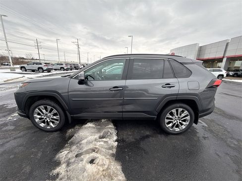 Used 2023 Toyota RAV4 XLE Premium image 5