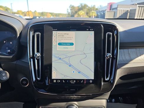 Used 2025 Volvo XC40 B5 Plus image 27