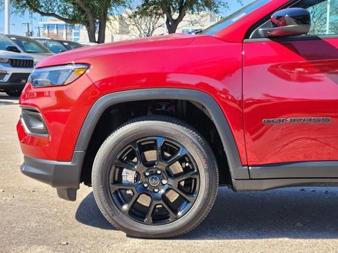 Used 2026 Jeep Compass Latitude image 9