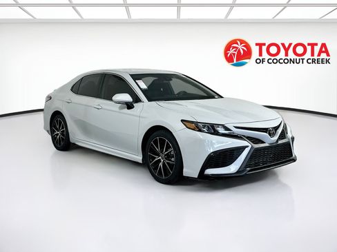 Used 2024 Toyota Camry SE w/ Convenience Package FWD image 1