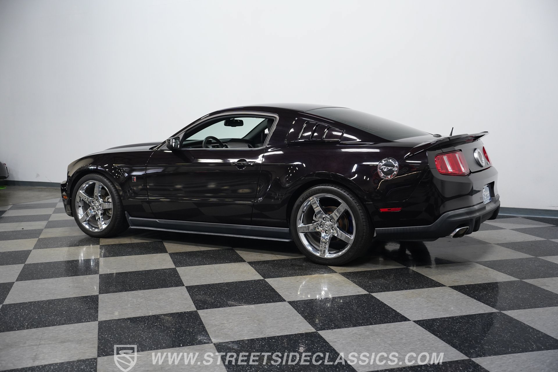 Used 2012 Ford Mustang GT Premium w/ HID Headlamps & Security Pkg RWD image 9