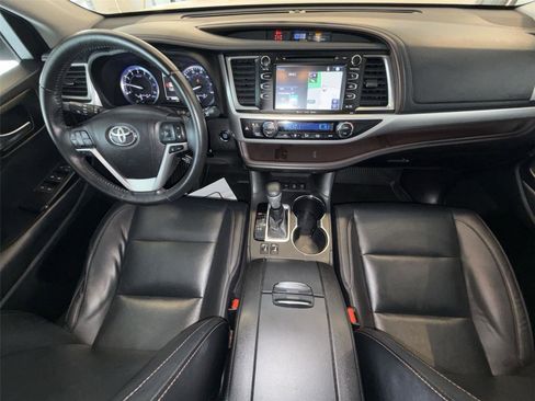 Used 2019 Toyota Highlander XLE image 22