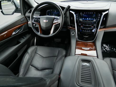 Used 2020 Cadillac Escalade Premium Luxury w/ Escalade Sport Edition AWD/4WD image 9