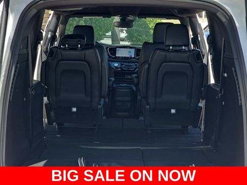 New 2027 Chrysler Pacifica Select FWD image 13