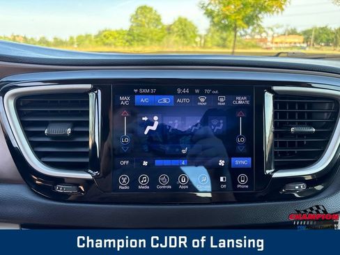 Used 2017 Chrysler Pacifica Touring-L w/ Tire & Wheel Group FWD image 23