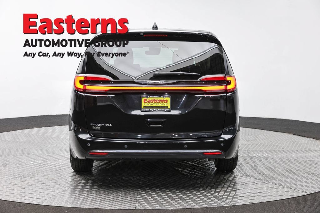 Used 2023 Chrysler Pacifica Touring-L FWD image 7