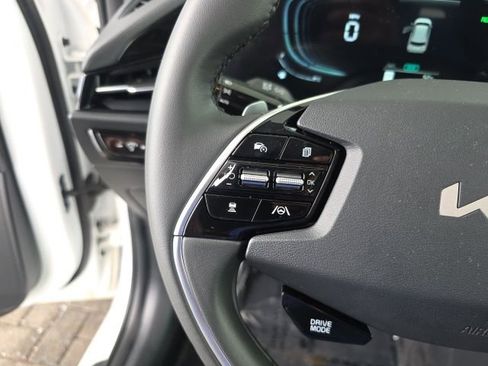 Used 2025 Kia Niro EX image 26
